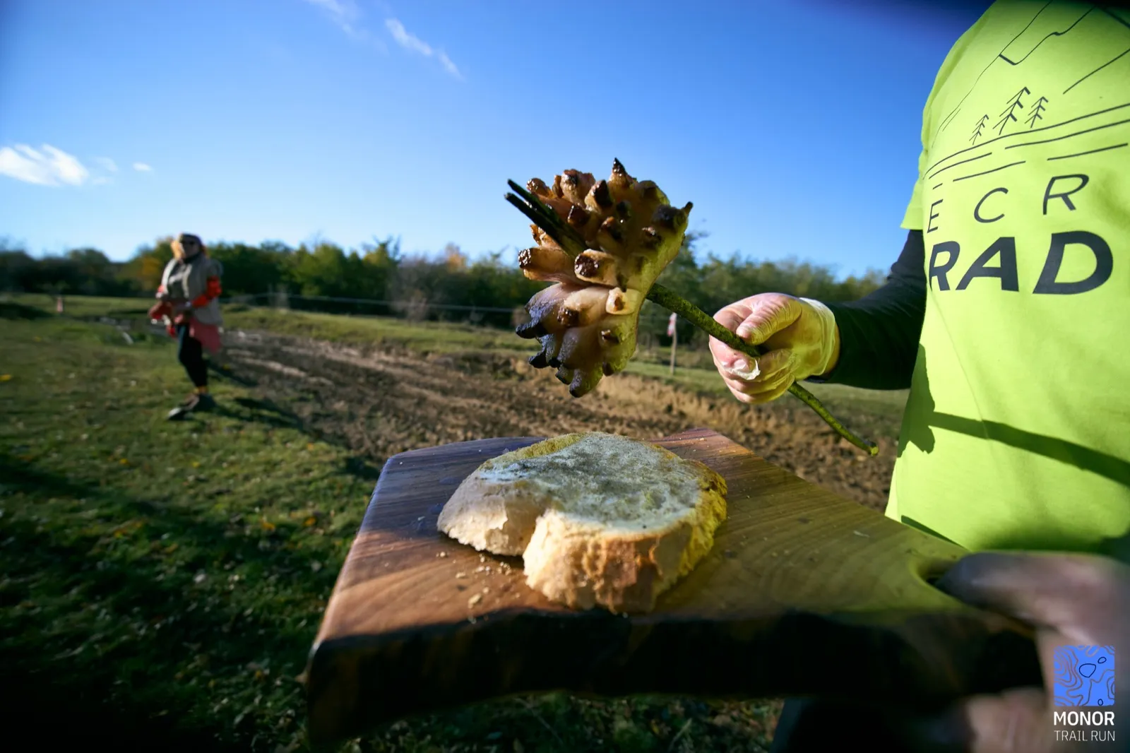 Alergători pe potecă îngustă la Monor Trail Run 2025