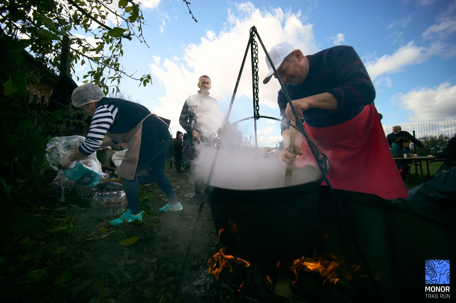 Participanți la coborârea spre sat la Monor Trail Run 2025