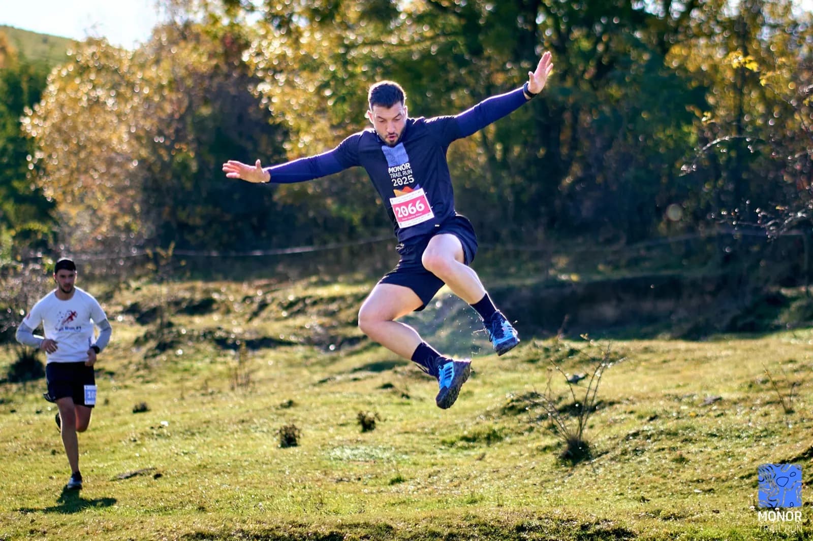 Public încurajând participanții la Monor Trail Run 2025