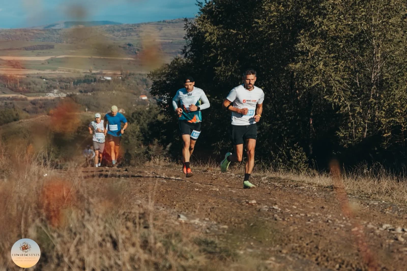 Participanți pe creasta dealului la Monor Trail Run